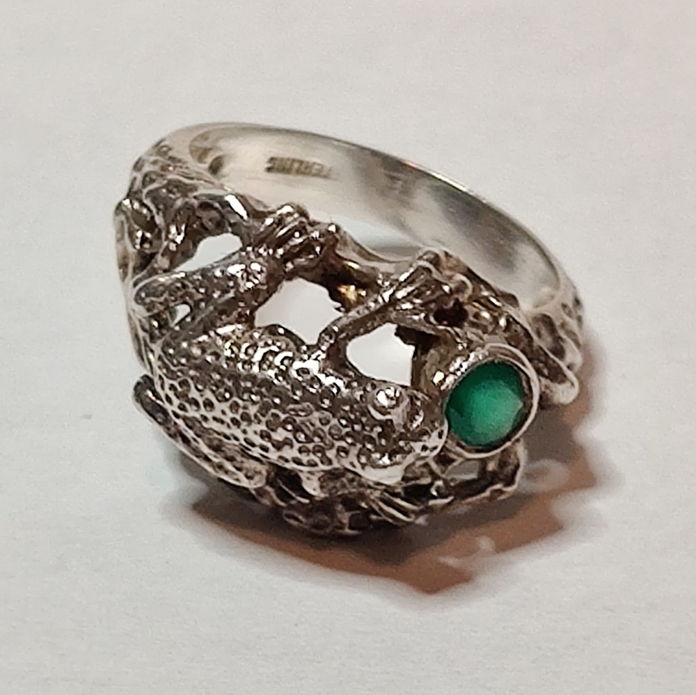 Vintage Sterling Silver Frog on a lily pad sculptured dome ring with emerald